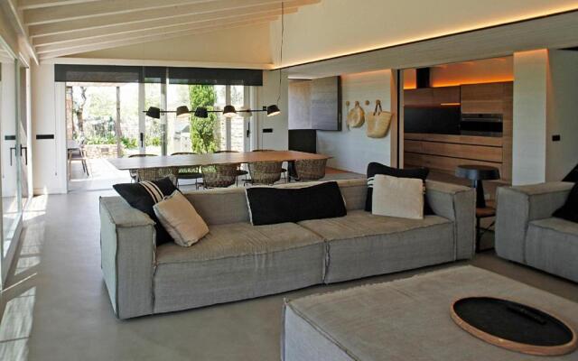 FridaysFlats, Beautiful Villa With Pool