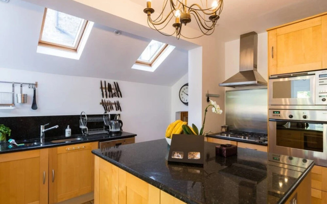 Fabulous 4-Bed House in Fulham with Garden!