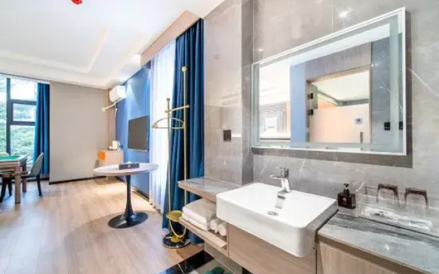 Manhattan Hotel (Guigang Life Harbor High-speed Railway Station)