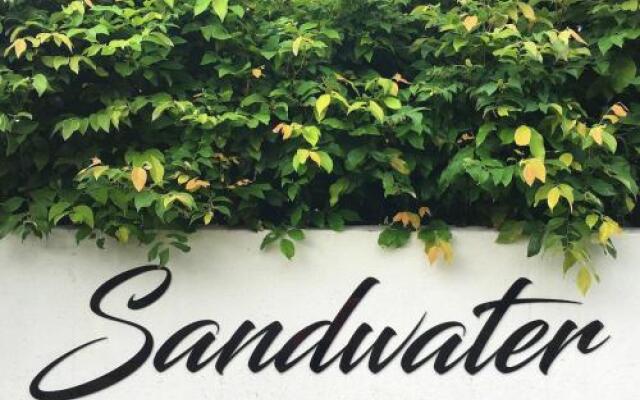 Sandwater-Tropical beachside holiday house