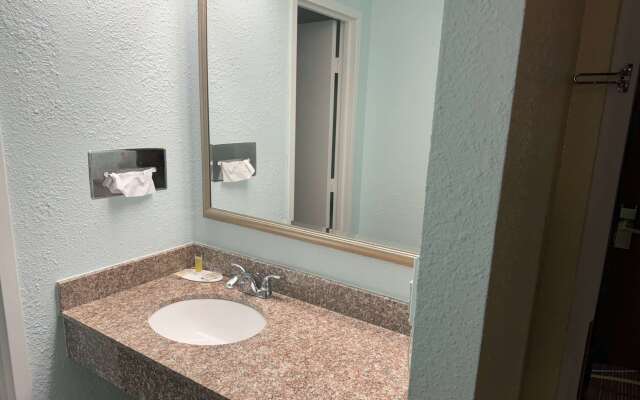 Travelodge by Wyndham Airport Platte City