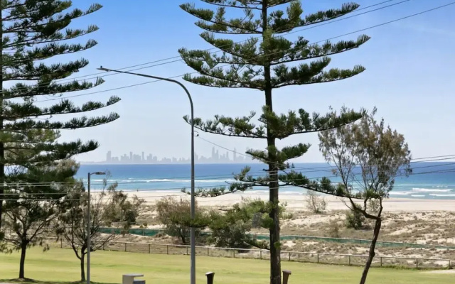 Beachfront Studio With Balcony & Stunning Views