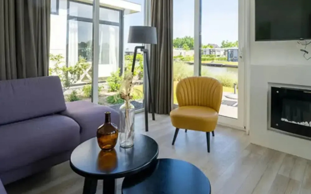 Chalet on the Water at the Beautiful Veluwemeer