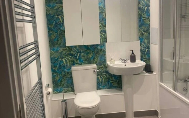 Beautiful 2 Bed Penthouse With Balcony Views Ldn