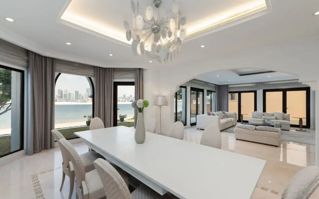 Exclusive 5BR Palm Villa w Private Pool and Beach