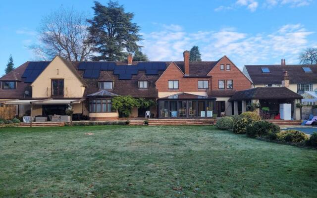 Remarkable 8 Bed Family House Sleeping 16 w/ Pool