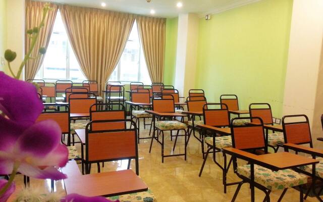 Grand Laurel Hotel