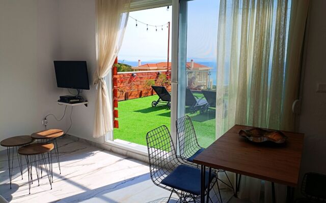 Salonikiou Beach Deluxe Apartments