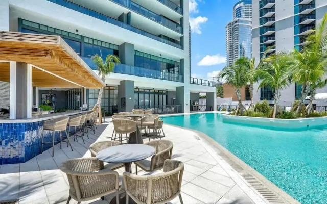 Downtown 2BR Oasis Pool Gym Balcony Views