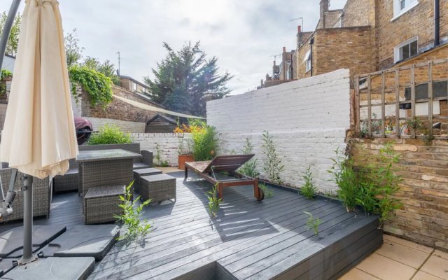 Stylish 2 Bedroom Home in Islington With Garden