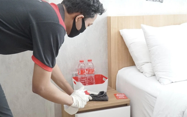 RedDoorz Plus near Gandaria City Mall 2