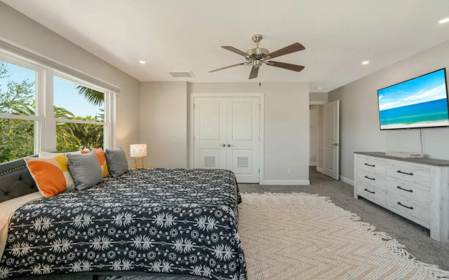 Sarasota Waterfront Pool Home With Dock