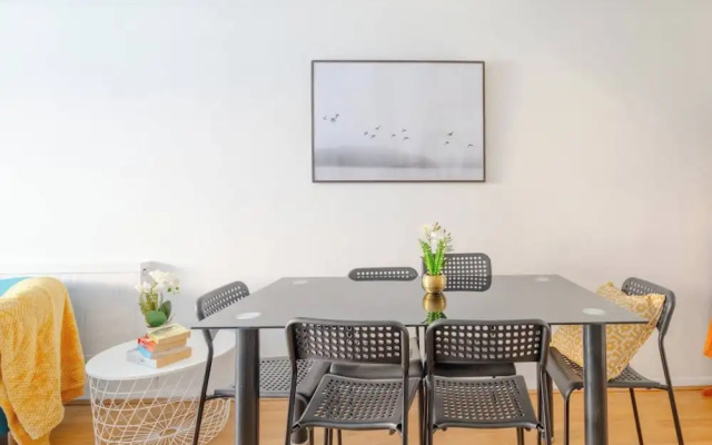 Lovely 4 Bed House w Garden, 1 Stop to Waterloo