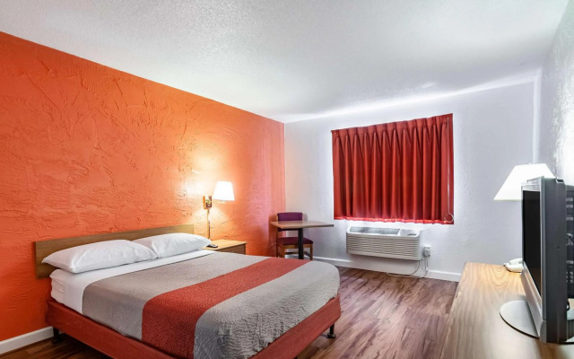 Motel 6 Naperville, IL