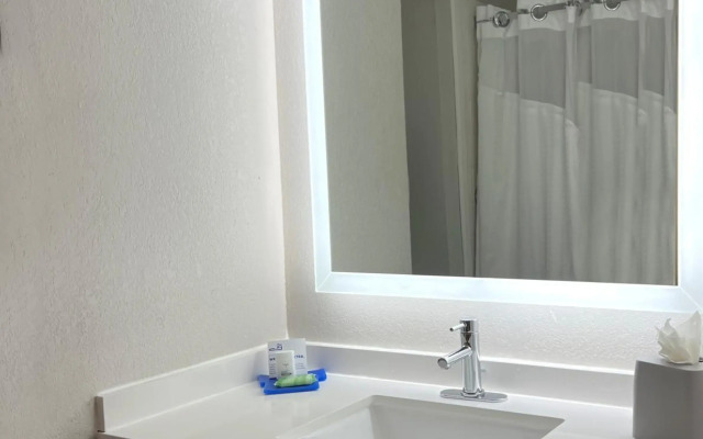 Holiday Inn Express & Suites Waukegan by IHG