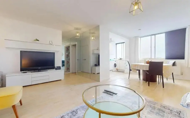 London Chic Apartment Retreat