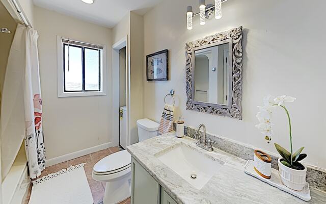 New Listing! Oceanfront W/ Balcony & Pool 1 Bedroom Condo