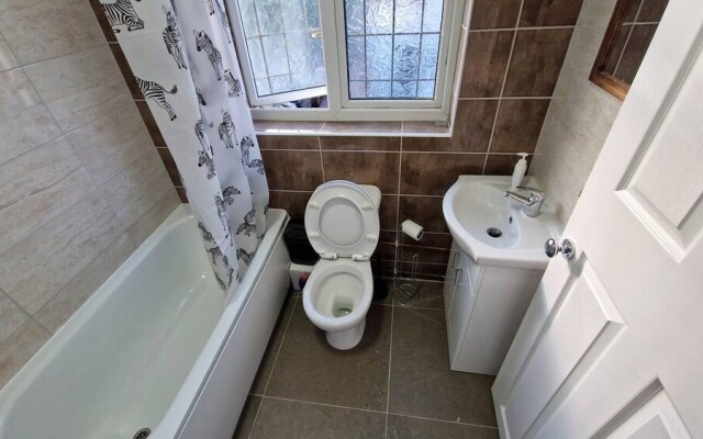 Captivating 2-bed Apartment in Ilford