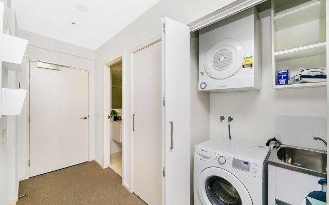 City Central Designer Apartment with Parking