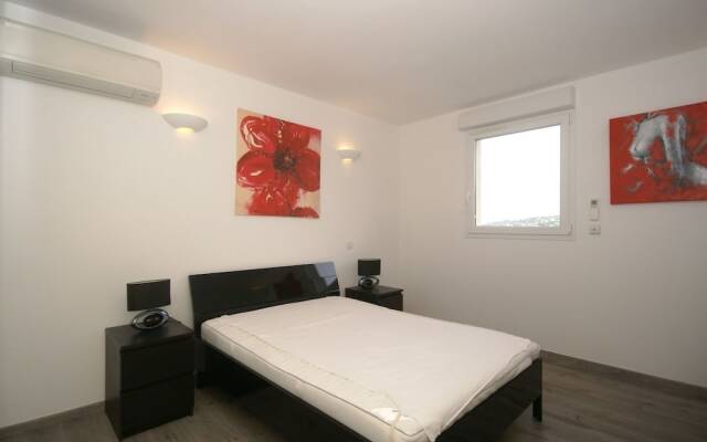 Soothing Holiday Home in Sainte-maxime With Swimming Pool