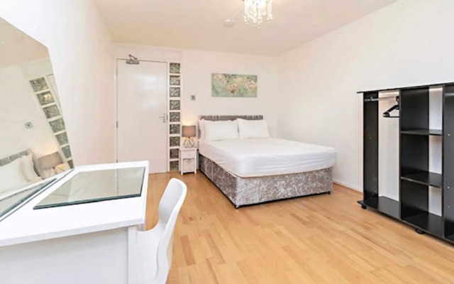 Spacious & Airy Apt w Balcony in Kentish Town