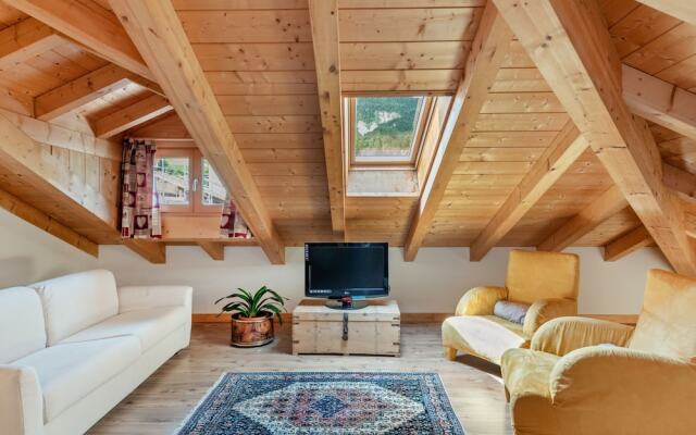 Belvilla by OYO Charming Apartment in Brez With TV