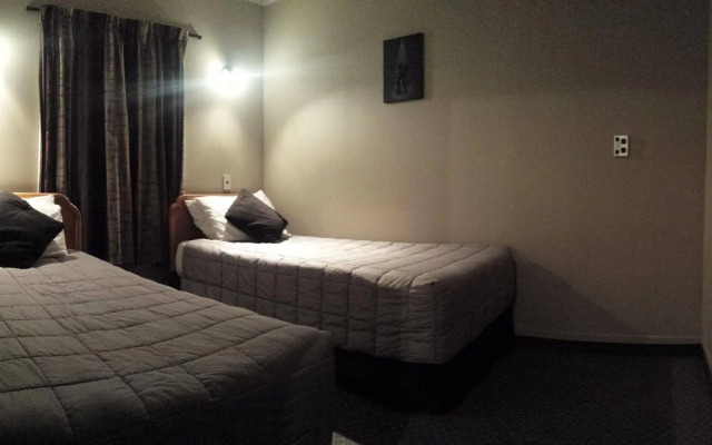 The Aquarius Motor Inn