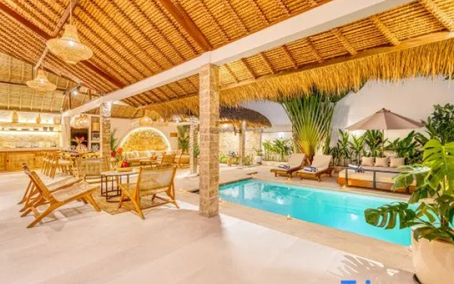 Villa Barcelona - 6BDR, lush garden, private pool – Outside – Kuta
