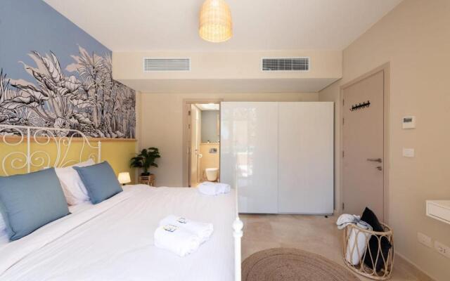 Exotic 1BDR w Outdoor Terrace Pool & Beach Access