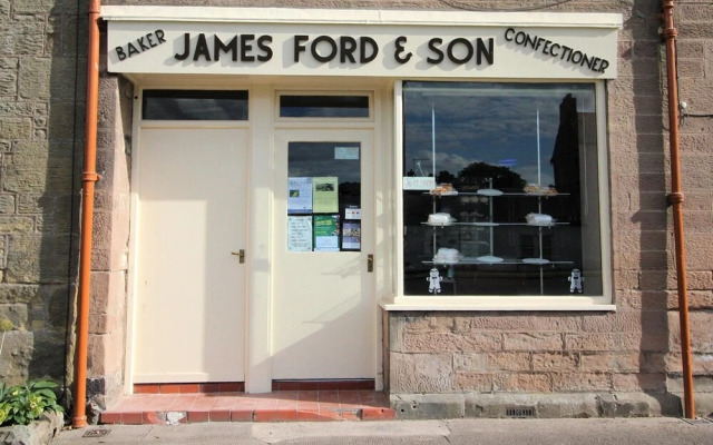 3 Bedrooms - 2 Bath Rooms - Dog Friendly - Parking