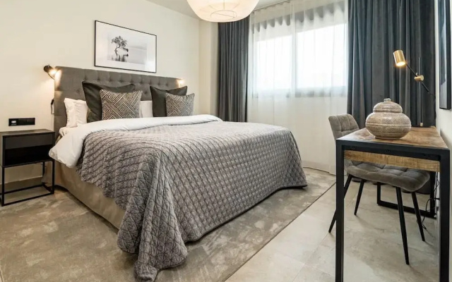Inf3.3k- Stunning City Apartment Close to Beaches