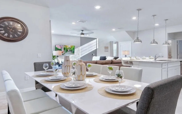 Extraordinary 5BR Private Pool Near Disney Area!