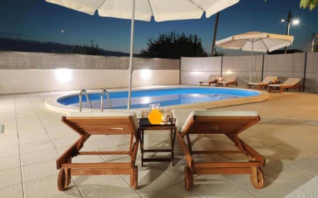 Max - Luxurious With Pool - A1