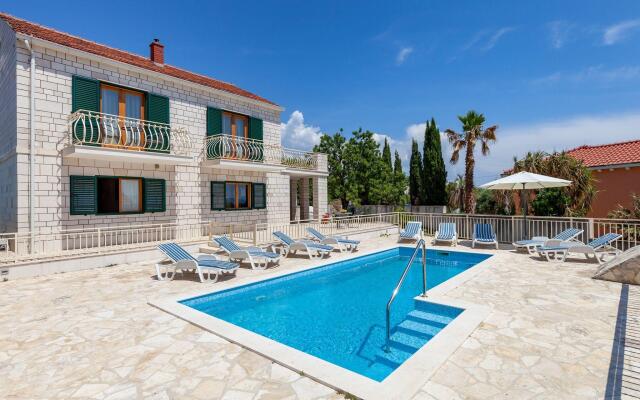 Child-friendly villa with private swimming pool and sea view in Sumartin, Brac island