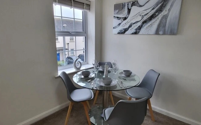 Inviting 6-bed House in Nuneaton