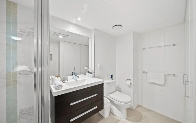 Braddon Retreat: Spacious 1-bed With Parking