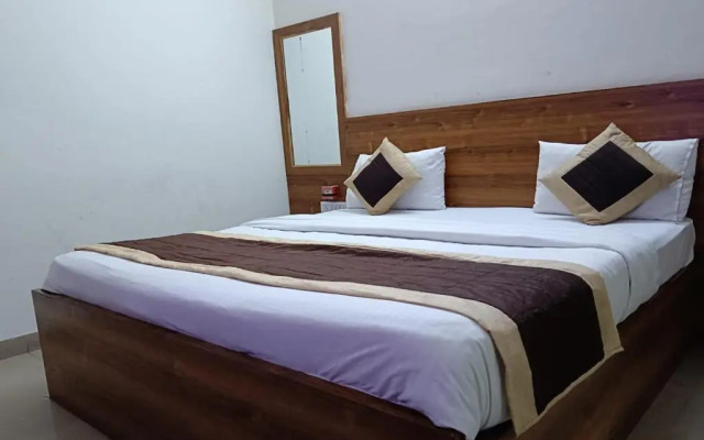 OYO 16721 Divine Hotel