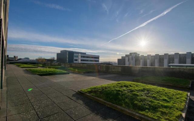 Modern 2 bed apartment, next to Hydro and SECC!