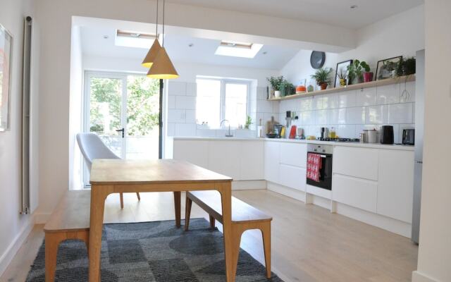 Fantastic 2 Bedroom 2 Storey House In Tooting