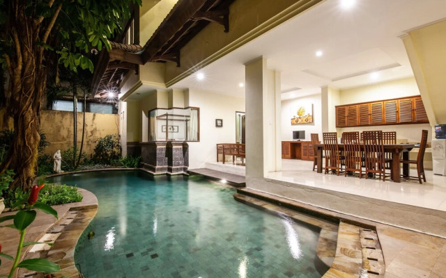 8-BR Private Pool Villa Walk to Seminyak Beach
