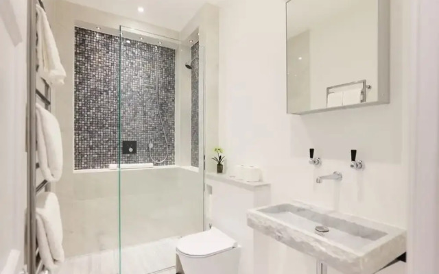 The Charm of Chelsea - Modern 4bdr With Shared Courtyard