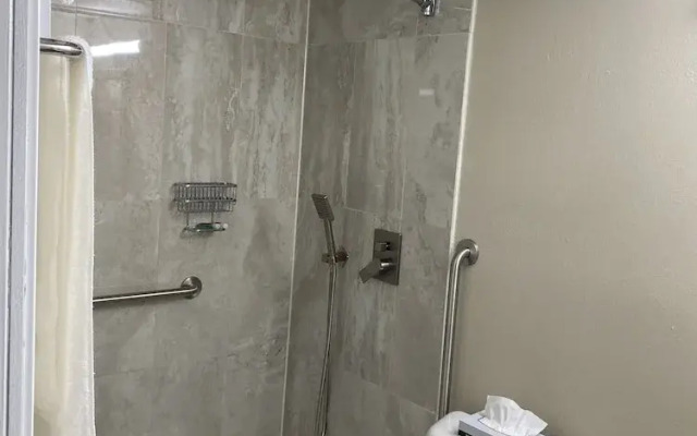 Days Inn and Suites by Wyndham Hammond, IN