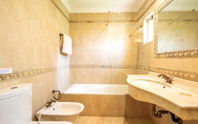 A Stylish Villa With a Private Pool, Short Drive From the Centre, Free AC & Wifi