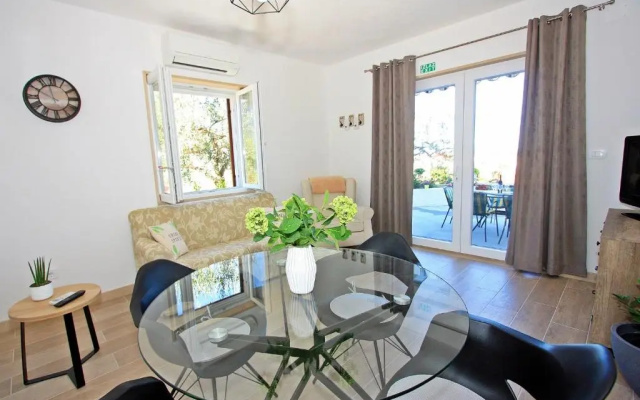 Apartment Mika-150m from the sea