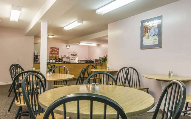 Econo Lodge & Suites