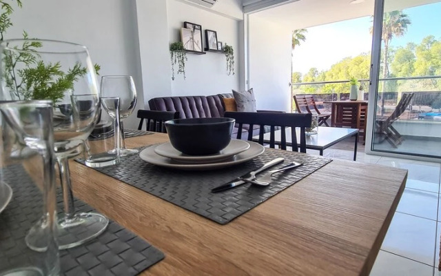 Phaedrus Living: Seaside Executive Flat Harbour 206