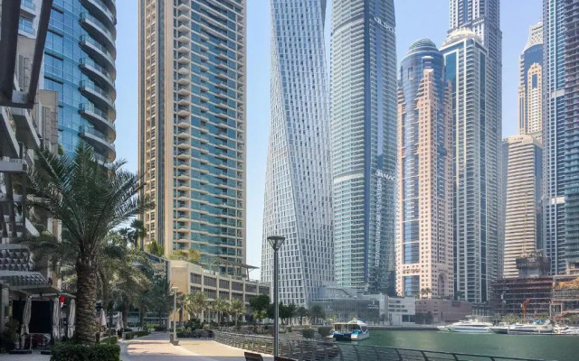 Modern Dubai Marina Apt by GuestReady