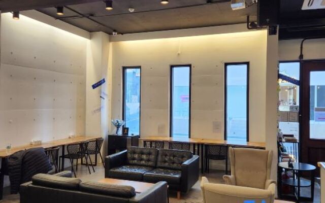 Canvas Hostel - Black