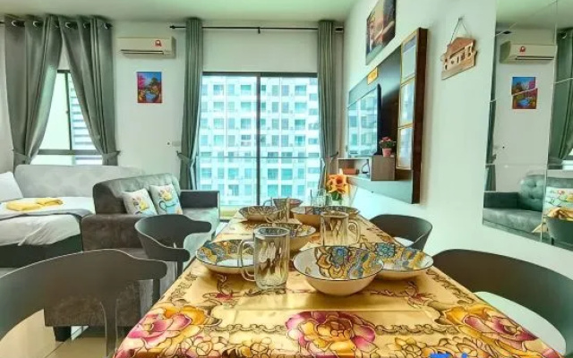 #CS8, Spacious Cybersquare Ensuite with Pool View – Guest Rooms – Cyberjaya