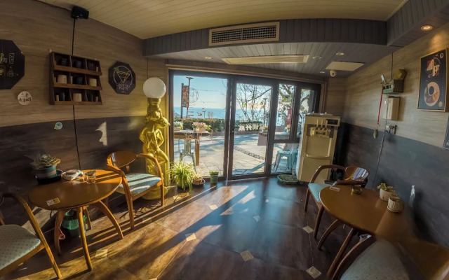 Laoshan Swan Castle Vacation Garden B&B